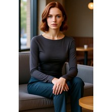 FRM Kadın Crop Kayık Yaka Düşük Kol Slim Kalıp Örme Fitted Vücuda Oturan Büzgü Drape Detaylı Esnek Bluz