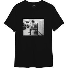 The Lucid Lab Amy Winehouse At The Laundromat 2004 Tişört - Siyah