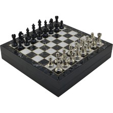 Gifthome Orta Boy Premium Black Metal Klasik Satranç Takımı ve Mermer Desenli Sandıklı Mdf Tahtası (30X30X6 Cm.)