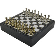 Gifthome Orta Boy Parlak Metal Klasik Satranç Takımı ve Mermer Desenli Sandıklı Mdf Tahtası (30X30X6 Cm.)