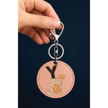 Nurdic Handmade Suni Deri Desenli Baskılı Çift Kancalı Anahtarlık 6X6CM Pudrapembe Patili Y Harfi