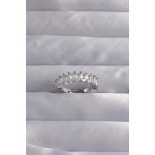 Claris Pirinç Ayarlamalı Gümüş Renk Baget Taşlı Su Yolu Yüzük