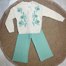 Çiçek Desenli Triko Kız Çocuk Takımı – V Yaka Hırka & Düz Triko Pantolon