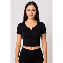 Kadın Siyah Çift Fermuarlı Yarım Kol Crop Top Bluz – Şık, Rahat ve Kolay Kombinlenebilir