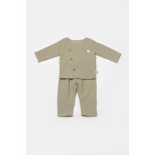 Magu Bebek Pamuklu Bej Kuzu Nakışlı Müslin Takım – Düğmeli Üst ve Pantolon