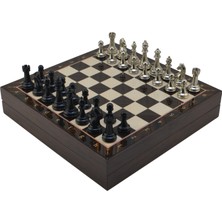 Gifthome Orta Boy Premium Black Metal Klasik Satranç Takımı ve Ceviz Desenli Sandıklı Mdf Tahtası (30X30X6 Cm.)