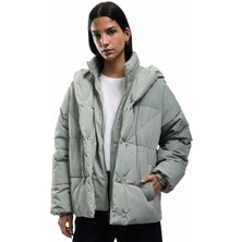 Koton Kapüşonlu Fermuarlı Düğme Detaylı Cepli Rahat Kalıp Kapitone Şişme Mont