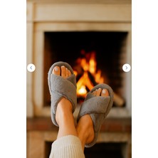 Lurji Kadın Peluş Ev Terliği – Şömine Serisi, Çapraz Bantlı, Ultra Yumuşak Konfor Taban