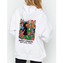 Dearens Beyaz Oversize Kapüşonlu Sweatshirt – “daily Chaos, But Still Chic” Renkli Baskılı