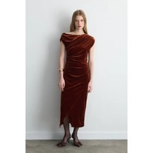Gusto Asimetrik Omuzlu Kadife Uzun Elbise - Kiremit