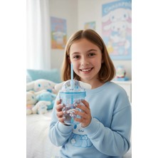 Miniso Sanrio Lisanslı Cinnamoroll Tatlı Fabrikası Serisi Plastik Şişe Pipetli ve Süslemeli 435 ml