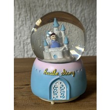 Tunç Prenses ve Kalesi Temalı Işıklı Müzikli Kar Püskürtmeli Orta Boy Pilli Kar Küresi