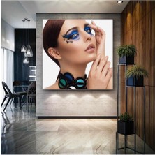 Mavi Makyajlı Yuvarlak Formlu Aksesuarlı Model Make Up Kuaför Kare Hd Baskı Kanvas Tablo