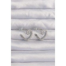 Claris Pirinç Gümüş Renk Zirkon Taşlı Kıvrımlı Yarım Kalp Küpe