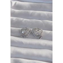 Claris Pirinç Gümüş Renk Fiyonk Detay İncili Zirkon Taşlı Kalp Küpe