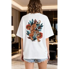 Hena Wild Bloom Oversize T-Shirt – Gücün ve Zarafetin Çarpıştığı An Beyaz %100 Pamuk