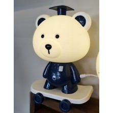 Ada Çanta Kırtasiye Kaykaylı Ayıcık Figür Büyük Boy Masa Üstü Gece Lambası 3 Kademeli Işık (25CM*18CM) AD4962
