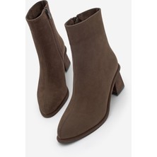 Marjin Kadın Sivrii Burun Acı Kahve Yandan Fermuarlı Dikiş Detaylı Kalın Topuklu Bot Atirya Kahve Süet