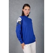 Kadın Saks Mavisi Elit Viskon Kumaş Taş Detaylı Omuzlar Yarım Balıkçı Yaka Triko Bluz