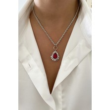 Liveyn Design Baget Taşlarla Süslü Kırmızı Kristal Uç Burgu Kolye