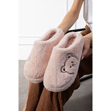 Belirtilmemiş Pembe Renkli Kışlık Unisex Ayıcık Desenli Nakışlı Terlik Kaydırmaz Taban ile Rahatlık Sağlar