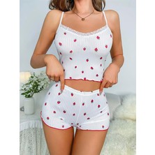 MOTTO10 Butik Beyaz Üstüne Çilek Desenli Askılı Şortlu Pijama Takımı
