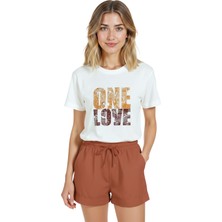 Color Luxe Kadın Beyaz Relaxed Fit %100 Pamuk Tişört – One Love Tipografi & Mozaik Baskılı