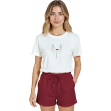 Color Luxe Kadın Beyaz Relaxed Fit %100 Pamuk Tişört – Ince Line‑art Eller & Kırmızı Dudak Baskılı