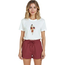 Color Luxe Kadın Beyaz Relaxed Fit %100 Pamuk Tişört – Karakalem & Suluboya Parçalı Yüz Illüstrasyonu
