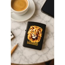 Nurdic Kişiye Özel Isim Yazılı Fontlu Baskılı Benzinli Çakmak Özel Tasarım Hediyelik Aslan Sarı Kırmızı