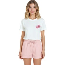 Color Luxe Kadın Beyaz Relaxed Fit %100 Pamuk Tişört – Pembe Kalp Zar & Minimal Pocket‑baskılı