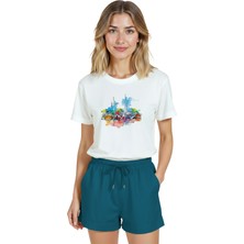 Color Luxe Kadın Beyaz Relaxed Fit %100 Pamuk Tişört – Suluboya Marina & Yelkenli Liman Baskılı