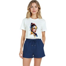 Color Luxe Kadın Beyaz Relaxed Fit %100 Pamuk Tişört – Soyut Renkli Portre Baskılı