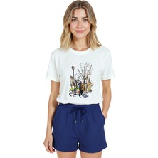 Color Luxe Kadın Beyaz Relaxed Fit %100 Pamuk Tişört – Park Sahnesi & Sokak Müzisyeni Baskılı