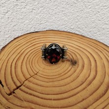 Generic 925 Ayar Gümüş Şık Tasarım Koyu Kırmızı Taşlı Erkek Yüzük – El Işçiliği - Oval - Yan Kenarları Işlemeli