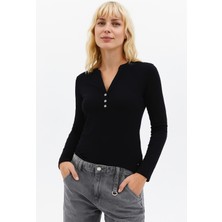 Fashion Friends Slim Fit Düğme Detaylı V Yaka T Shirt Bayan T Shirt 25K0136K1
