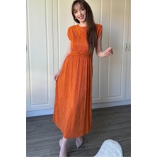 Dilay Gökoğlu Butik Vatkalı Krinkıl Midi Bel Detaylı Turuncu Elbise