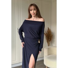 Dilay Gökoğlu Butik Kayık Yaka Beli Gold Aksesuarlı Yırtmaçlı Lacivert Dökümlü Elbise