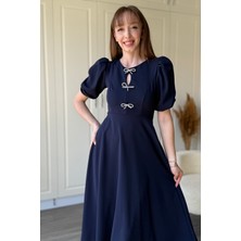 Dilay Gökoğlu Butik Balon Kol Kurdele Aksesuarı Çıkarılabilir Midi Lacivert Elbise