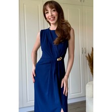 Dilay Gökoğlu Butik Lacivert Drapeli Aksesuar Detaylı Yırtmaçlı Midi Elbise