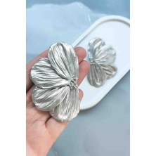 Myth Atelier Silver Bloom Büyük Yarım Çiçek Formlu Çiçek Küpe - Şık ve Gösterişli