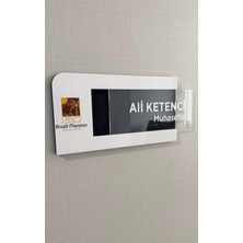 Yönline Kurumsal Logolu Sürgülü Kapı Isimliği Pleksi Değiştirilebilir Kolay Kullanım Kendinden Yapışkanlı