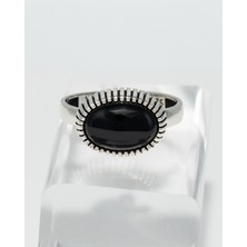 Yıldırım Siyah Oniks Taşlı 925 Ayar Gümüş Kadın Yüzük – Modern ve Minimal Zarafet