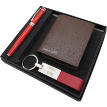 Signator D243 Kişiye Özel Set - Deri Cüzdan + Kırmızı Krom Anahtarlık + Kırmızı Lake Kalem Seti | Isme Özel Hediyelik Set
