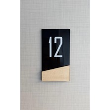 Yönline Siyah Parlak Pleksi Akçaağaç Detaylı Kapı Numarası 7X13 cm Kendinden Yapışkanlı