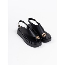 Trendella     Milena Siyah Cilt Toka Detaylı Sandalet