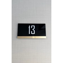 Yönline Gold Şeritli Siyah Parlak Pleksi Kapı Numarası 13X7 cm Kendinden Yapışkanlı