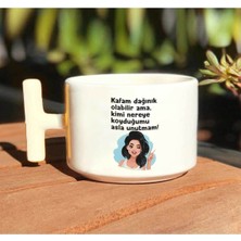 Kafam Dağınık Olabilir Siyah Saçlı Karakter Baskılı Beyaz T Kulp Kupa Bardak