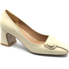 Kocamanlar Feles Düğme Detaylı Küt Burun Topuklu Kadın Ayakkabı