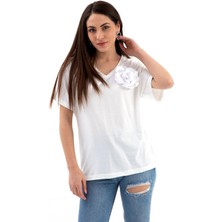 Isawella V Yaka Broş Gül Detaylı T-Shirt - Beyaz
